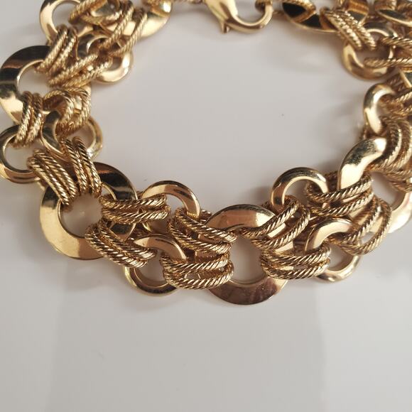 Circular Link Bracelet Smooth and Textured Gold Tone Finish 6 3/4 Inches Long - Picture 4 of 6